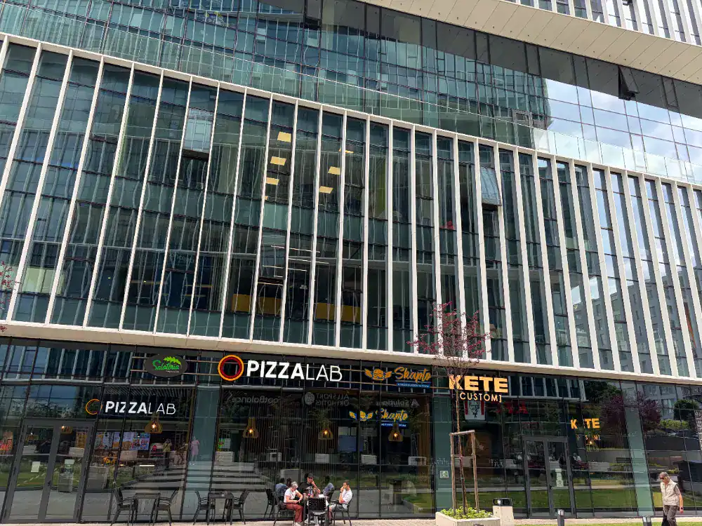 ビジネスパークの1Fは飲食店や店舗などが並ぶ