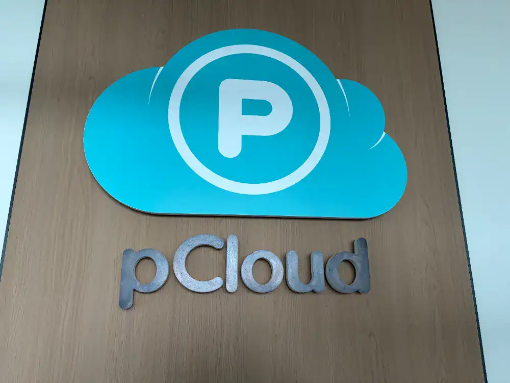 pCloudオフィス内にあるロゴ